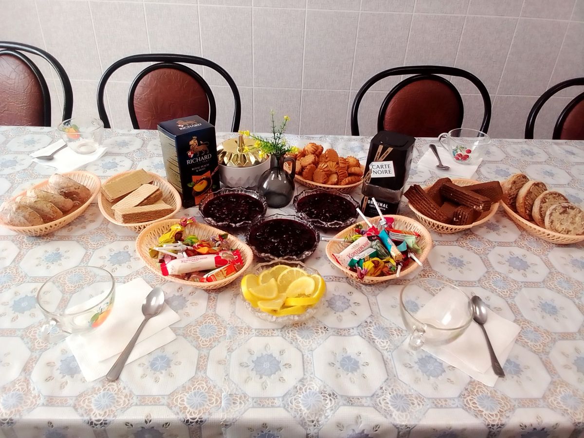 Чаепитие в буфетной комнате